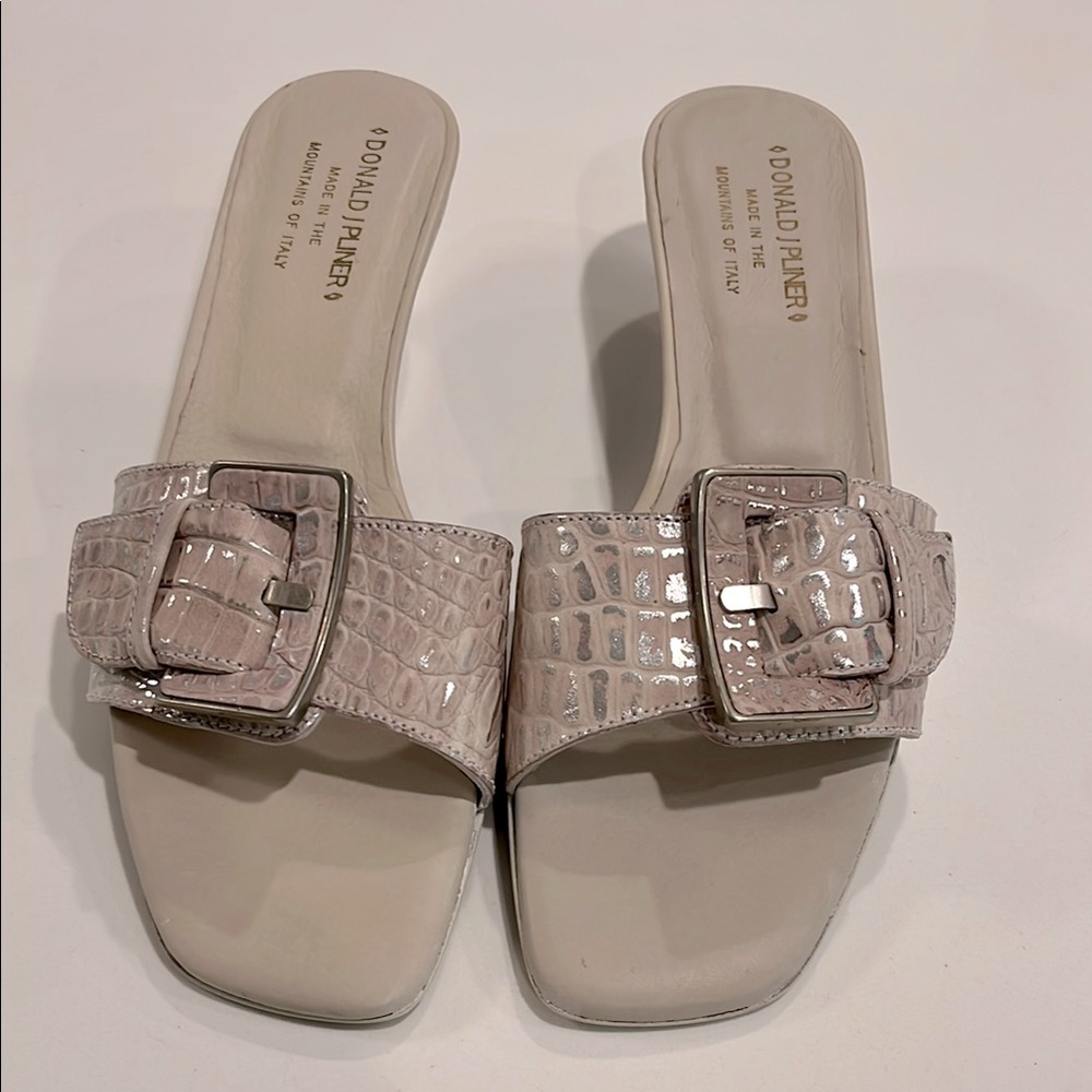 New Donald J. Pliner JELLS ivory metallic gator. Kitten heel Slide Sandals. 7.5N